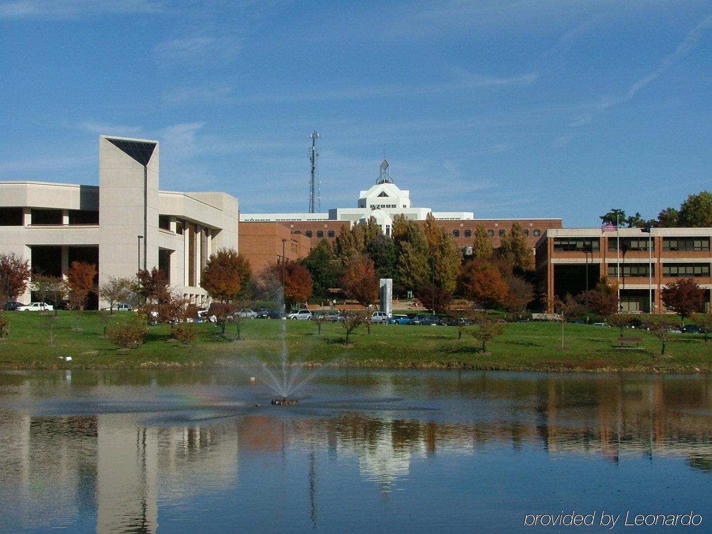 Holiday Inn Express Fairfax-Arlington Boulevard By Ihg Extérieur photo