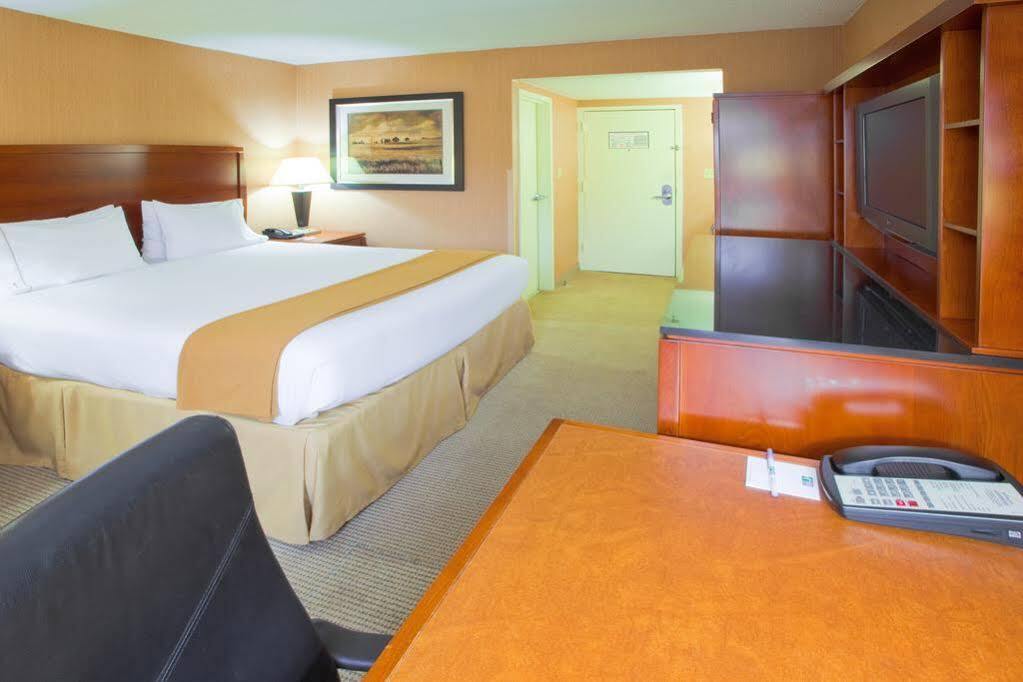 Holiday Inn Express Fairfax-Arlington Boulevard By Ihg Extérieur photo