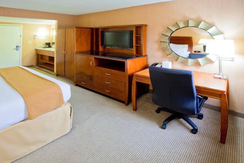 Holiday Inn Express Fairfax-Arlington Boulevard By Ihg Extérieur photo
