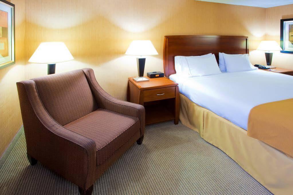 Holiday Inn Express Fairfax-Arlington Boulevard By Ihg Extérieur photo